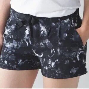 Lululemon Sz 6  Spring Break Away Short II in Dusk Black White Color